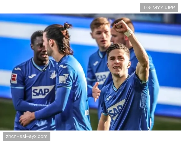 实时：霍芬海姆球员进球后展示纪念T恤，悼念去世球迷